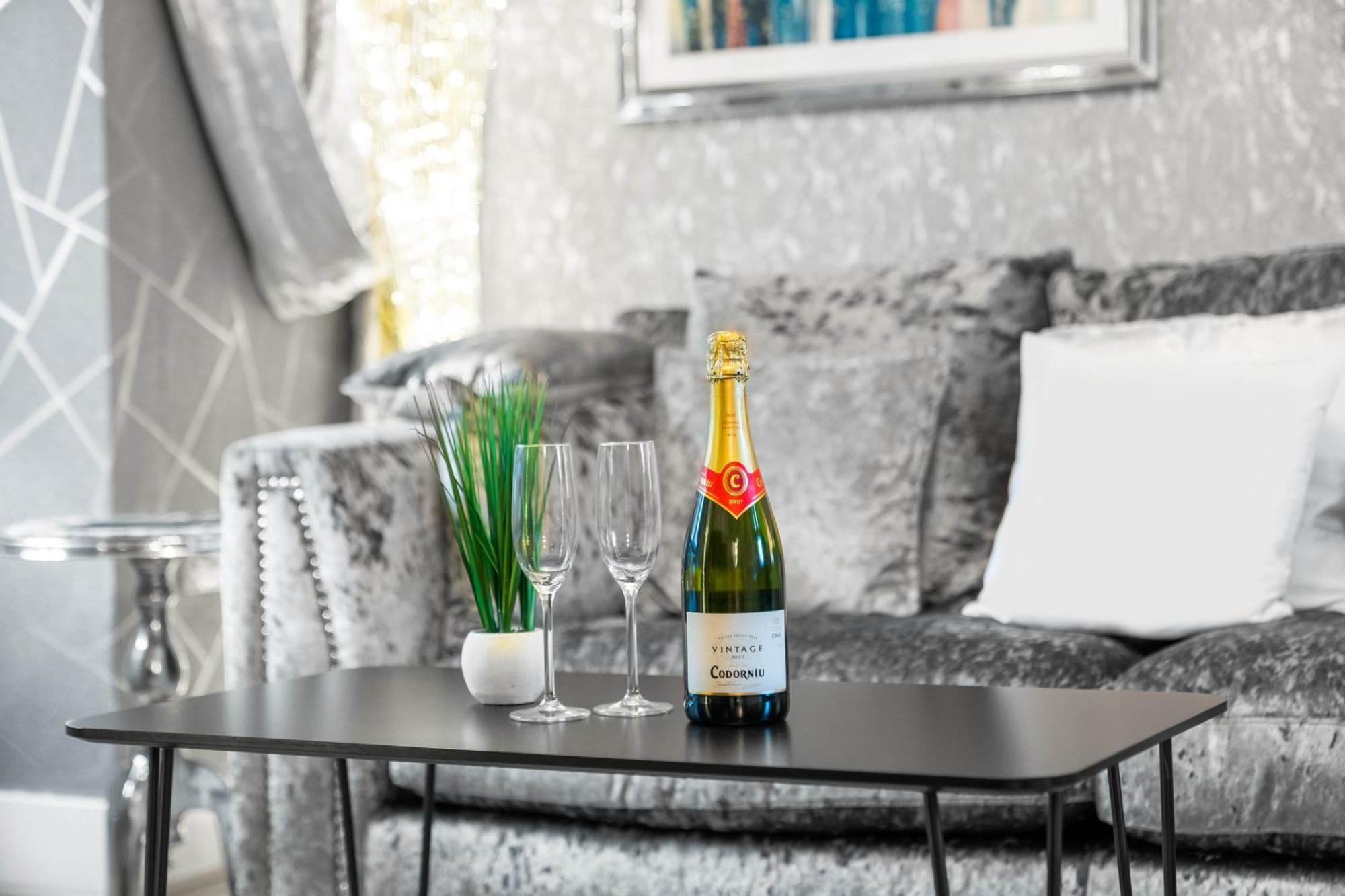 Luxury 1 Bed Flat With Parking 11K - Top Rated - Netflix - Wifi - 70 Inch Smart Tv - Birmingham City Centre - Tv In Bedroom - Top Rated Buitenkant foto
