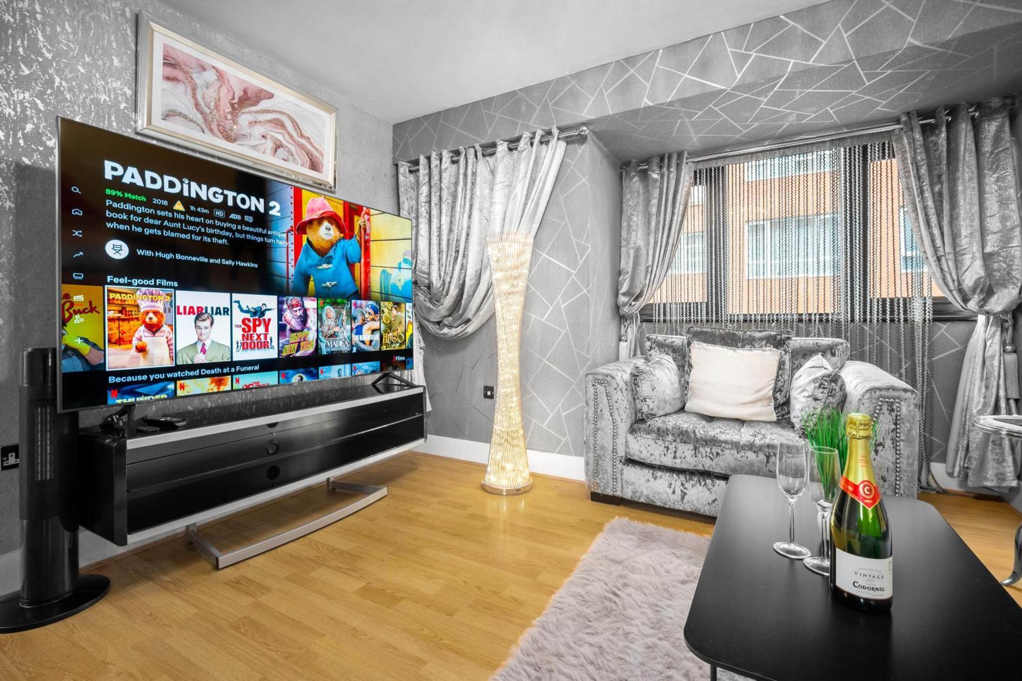 Luxury 1 Bed Flat With Parking 11K - Top Rated - Netflix - Wifi - 70 Inch Smart Tv - Birmingham City Centre - Tv In Bedroom - Top Rated Buitenkant foto