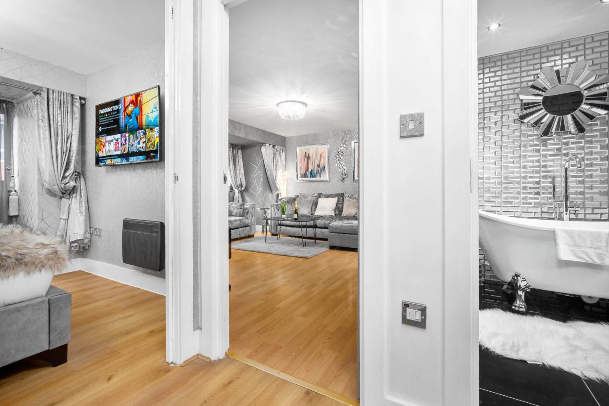 Luxury 1 Bed Flat With Parking 11K - Top Rated - Netflix - Wifi - 70 Inch Smart Tv - Birmingham City Centre - Tv In Bedroom - Top Rated Buitenkant foto